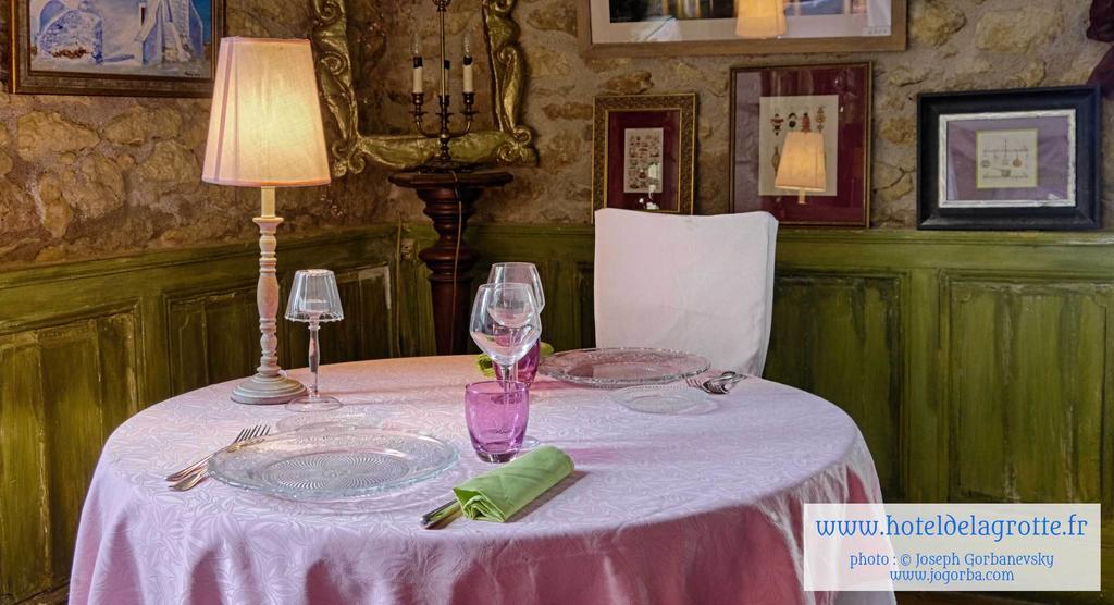 Hotel De La Grotte มงทิญญัก ภายนอก รูปภาพ