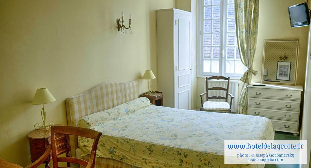 Hotel De La Grotte มงทิญญัก ภายนอก รูปภาพ