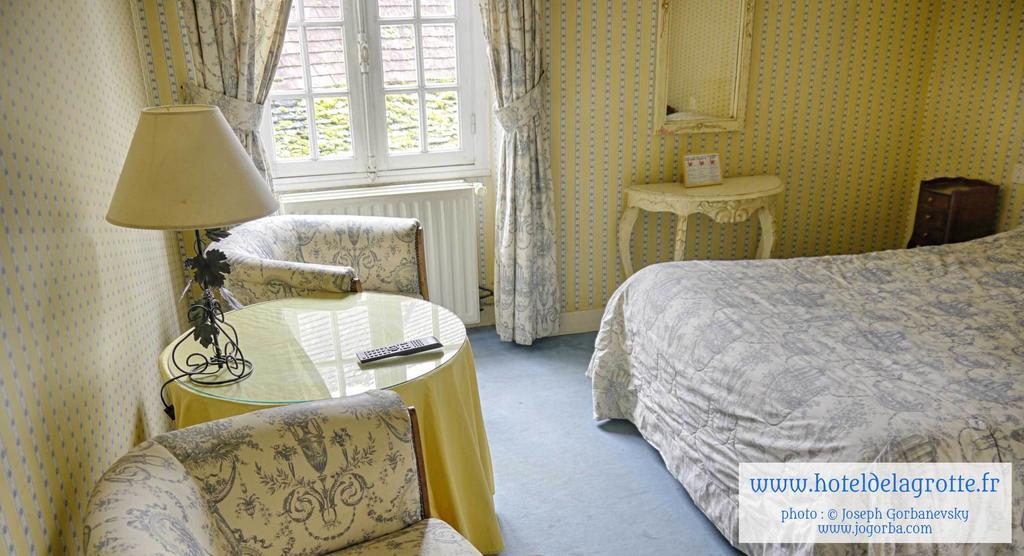 Hotel De La Grotte มงทิญญัก ภายนอก รูปภาพ